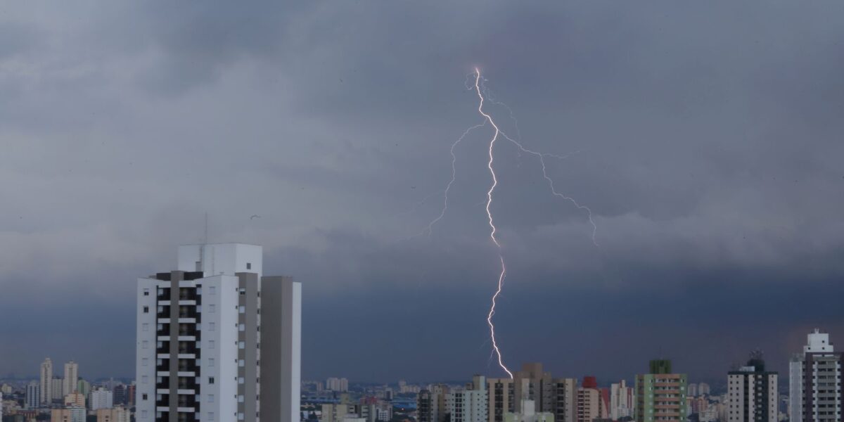 Eleições terão chuva forte e alertas de grande perigo pelo país
