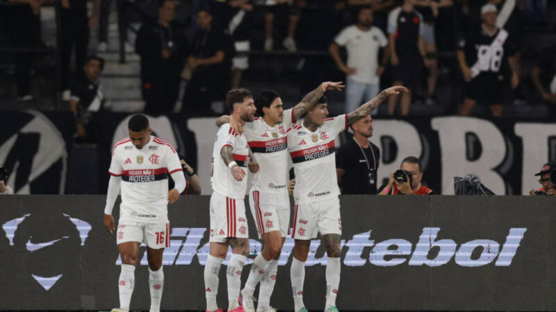 Flamengo goleia o Vasco e se isola na liderança do Brasileiro a cinco rodadas do fim