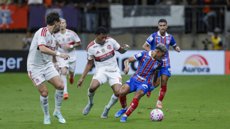 Flamengo bate Bahia por 3 a 0 e recupera topo do Brasileiro