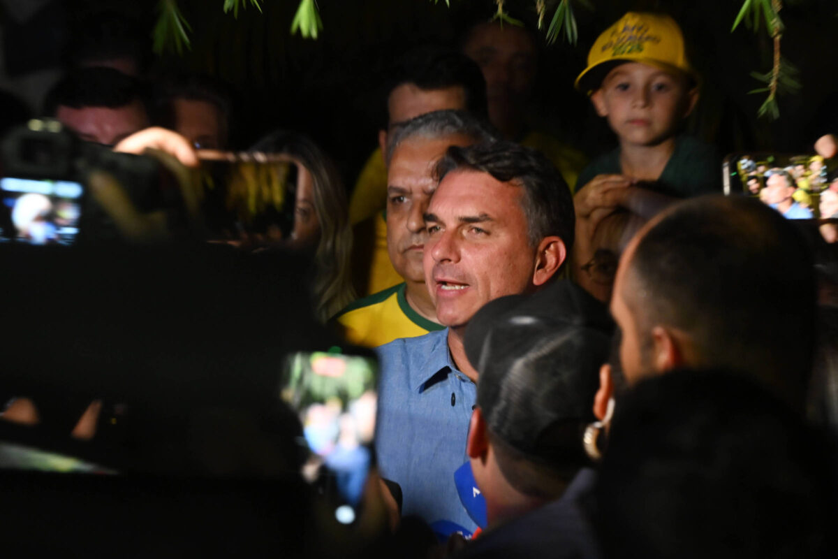 Flávio Bolsonaro articula com Republicanos e busca consolidar apoios