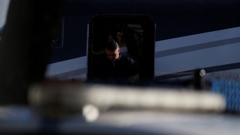 Flávio Bolsonaro chega a Miami após deixar o Brasil clandestinamente
