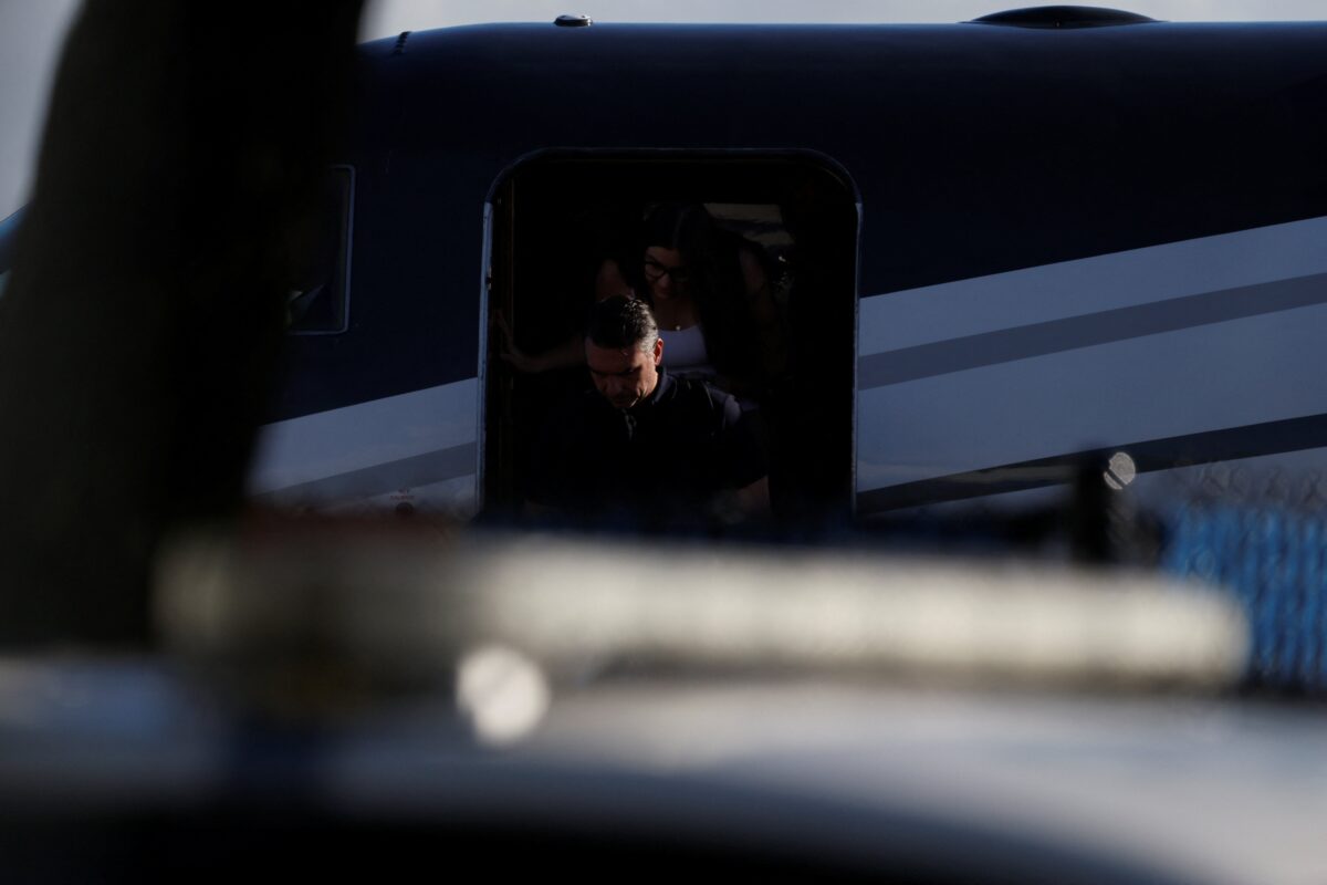 Flávio Bolsonaro chega a Miami após deixar o Brasil clandestinamente