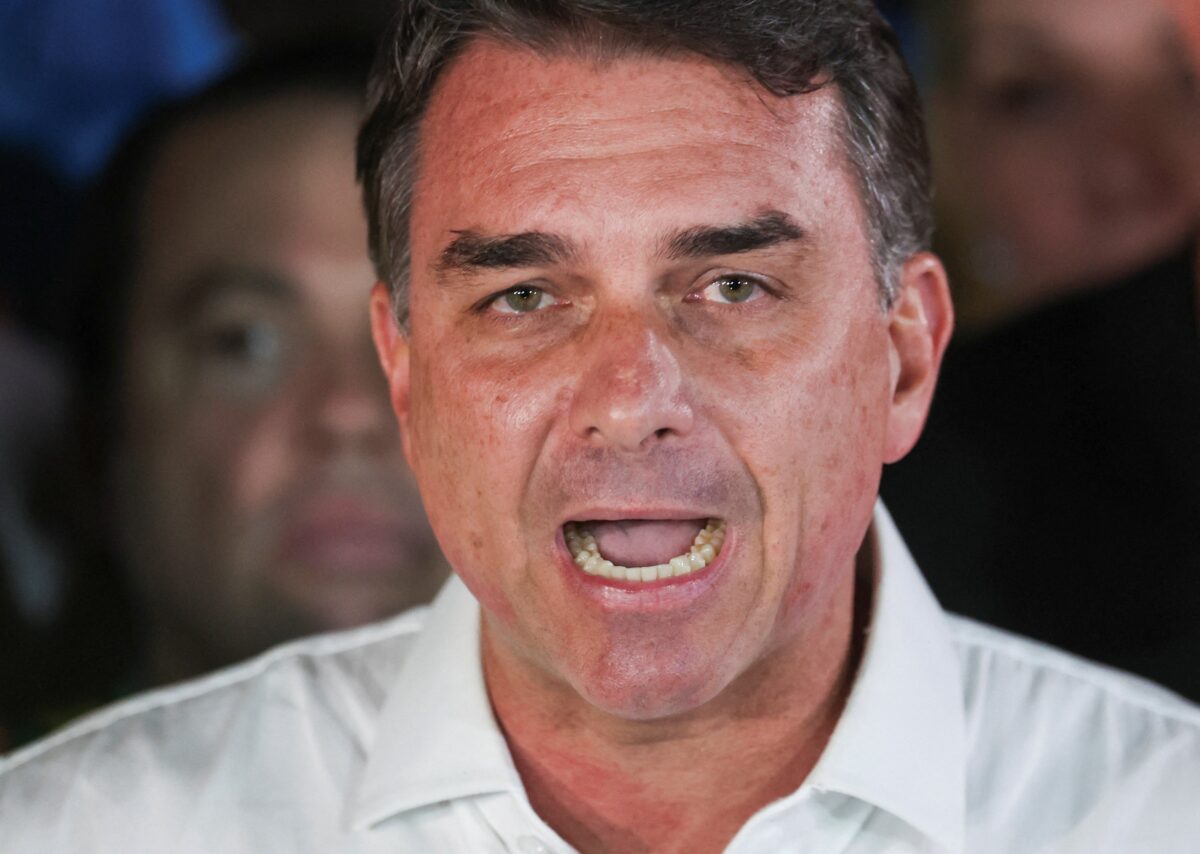 Flávio Bolsonaro viaja para os Estados Unidos após derrota eleitoral