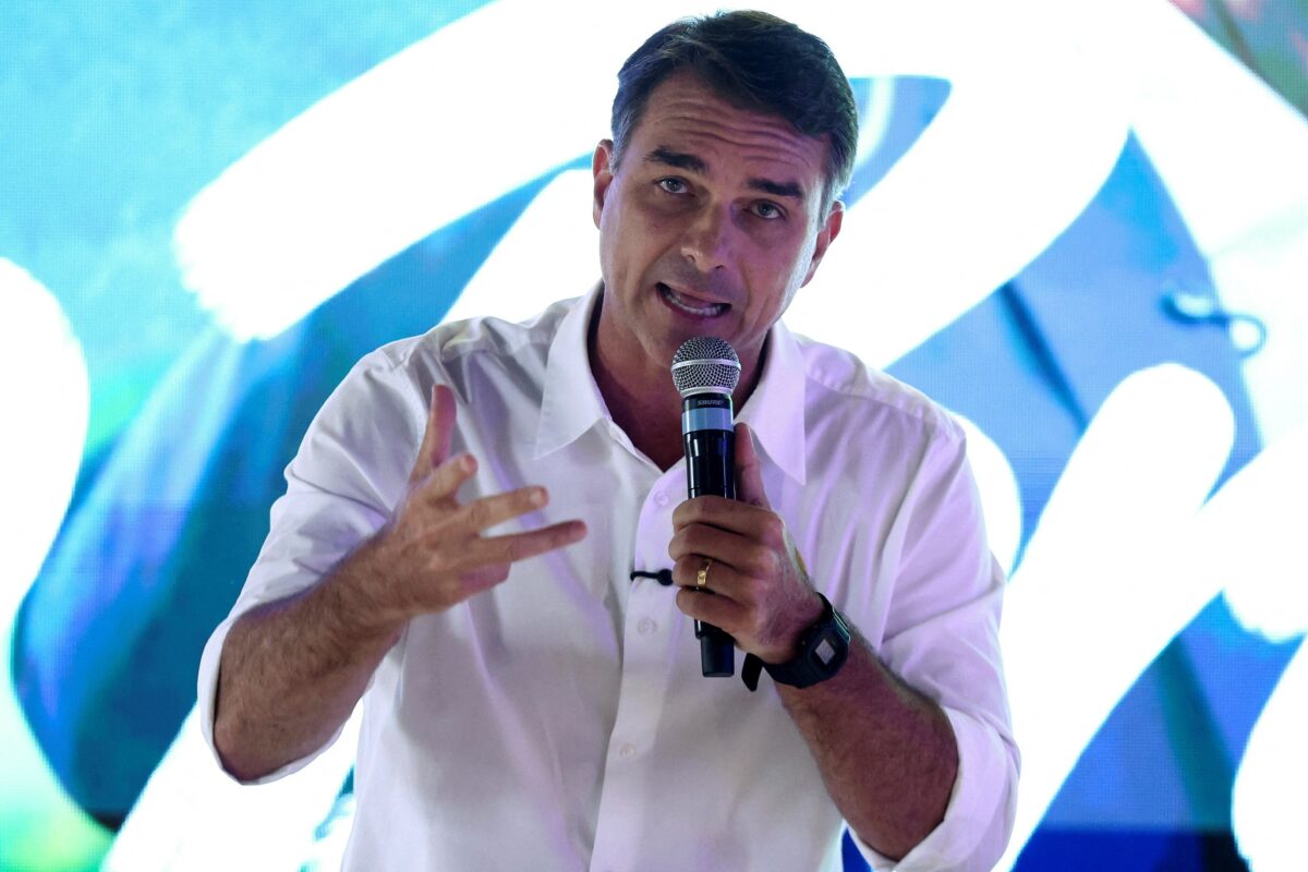 Flávio Bolsonaro acusa campanha de Lula de espalhar notícias falsas