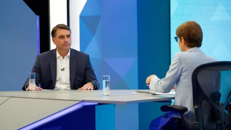 Flávio Bolsonaro justifica recursos para filme sobre o pai em entrevista