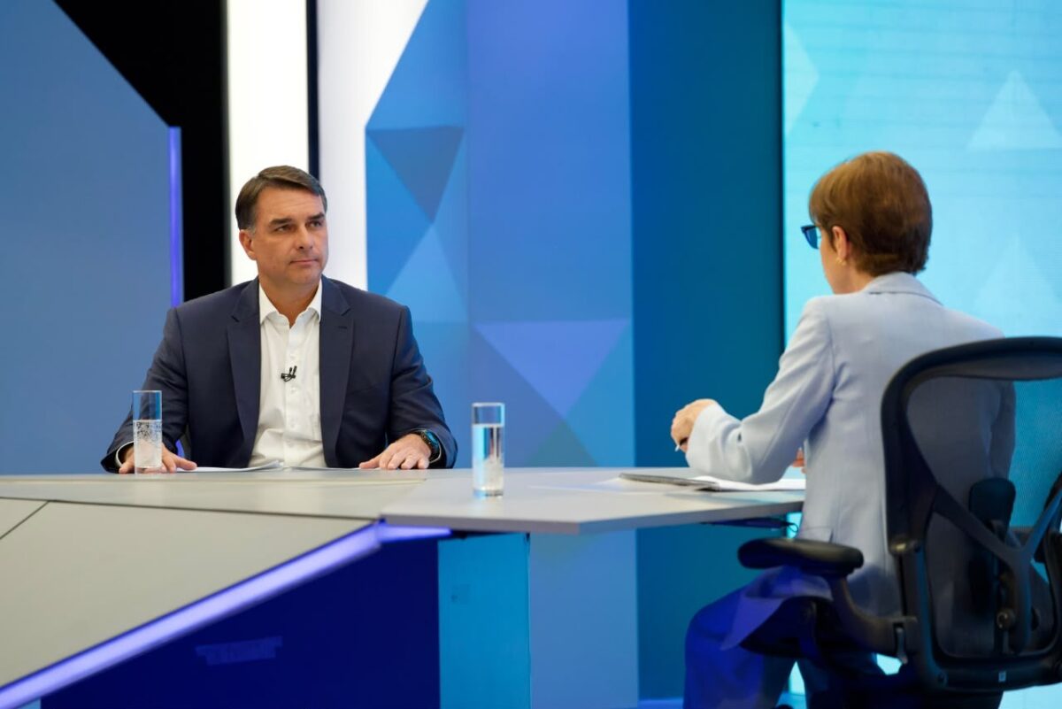 Flávio Bolsonaro afasta pai de cargo e descarta irmão como chanceler