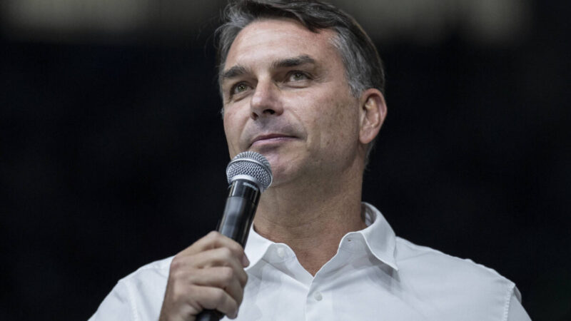 Flávio Bolsonaro declara voto a favor do fim da escala 6×1 no Senado