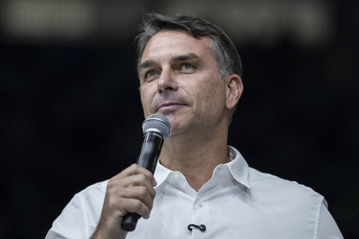 Flávio Bolsonaro declara voto a favor do fim da escala 6×1 no Senado