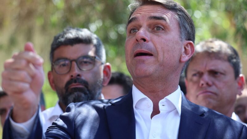 Flávio Bolsonaro propõe fim da reeleição e mandato de cinco anos