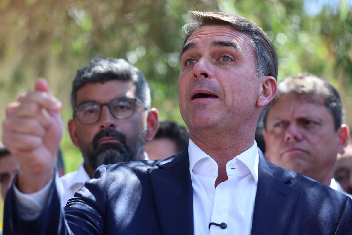 Flávio Bolsonaro propõe fim da reeleição e mandato de cinco anos