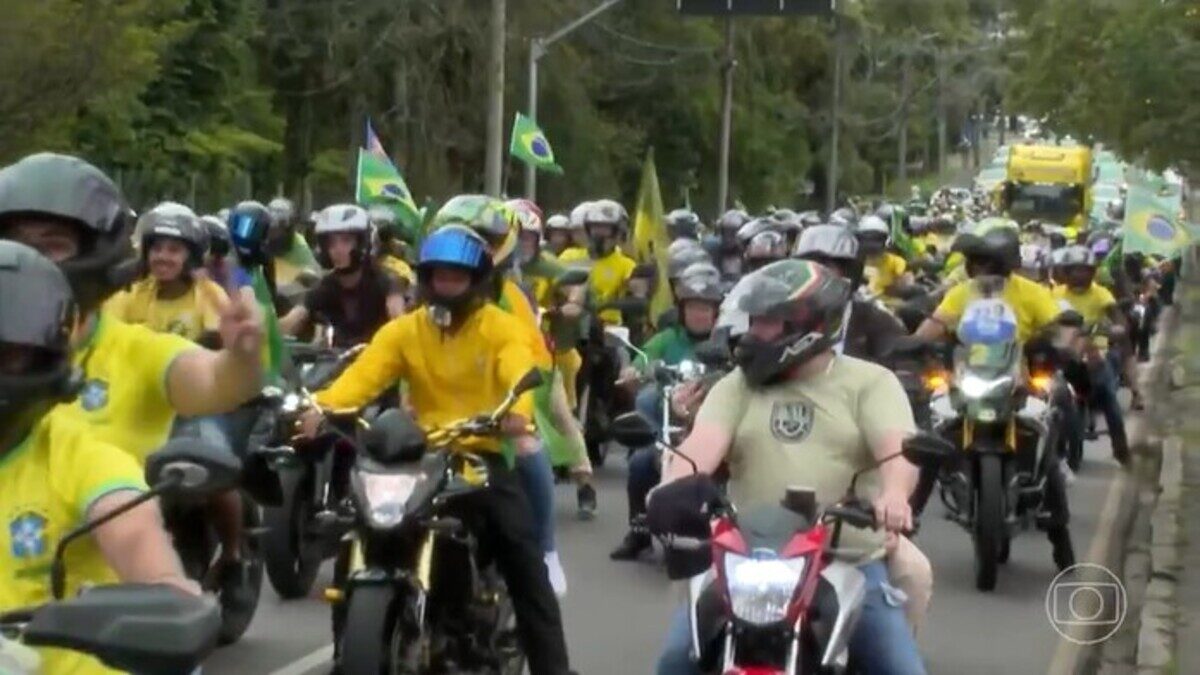 Flávio Bolsonaro faz campanha em Vitória e Salvador com atos pelo país