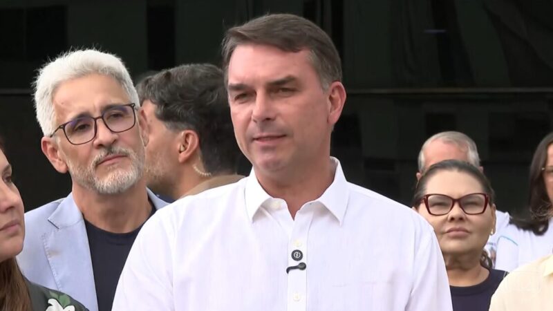 Flávio Bolsonaro faz primeira visita ao ex-presidente Jair Bolsonaro após fim de restrições do STF