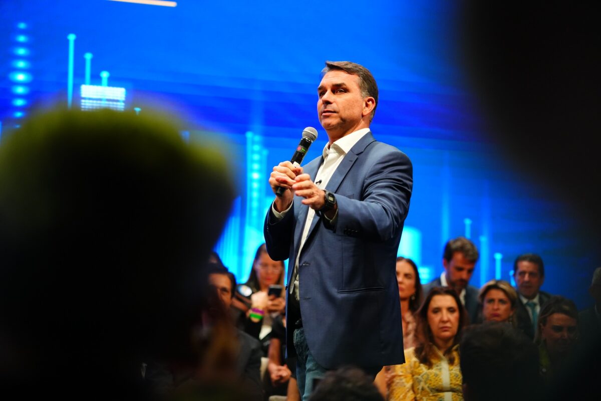 Flávio Bolsonaro é ligado a conta bancária de advogado investigado pela PF