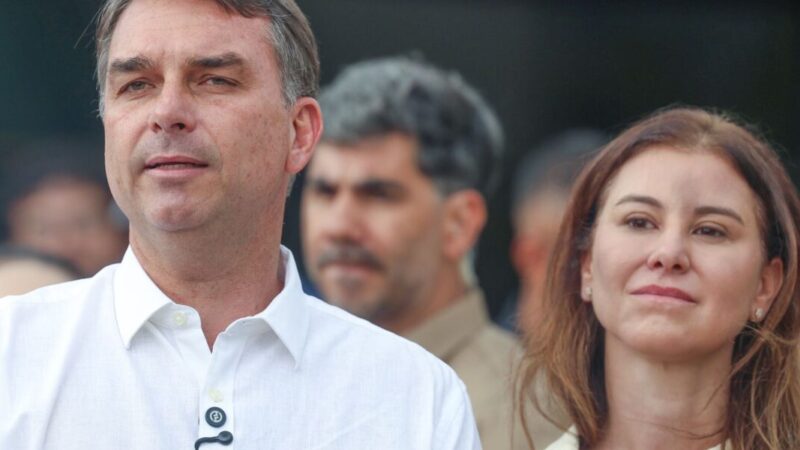 Flávio Bolsonaro vai a missa em Brasília e comemora aval do STF para visitar o pai