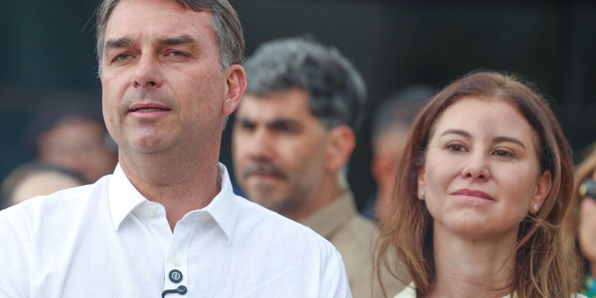 Flávio Bolsonaro vai a missa em Brasília e comemora aval do STF para visitar o pai
