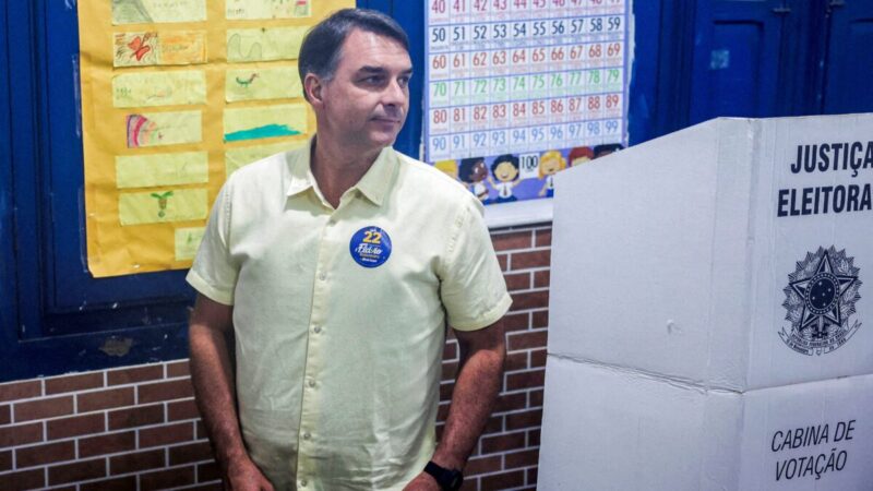 Flávio Bolsonaro teve queda de votos em seis estados na eleição