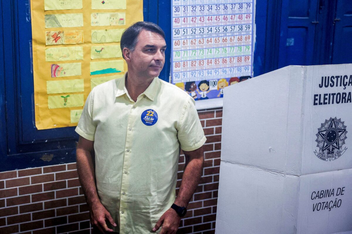 Flávio Bolsonaro teve queda de votos em seis estados na eleição