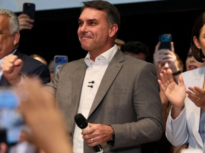 Flávio Bolsonaro recebe apoio de partidos e fala em mudar Constituição