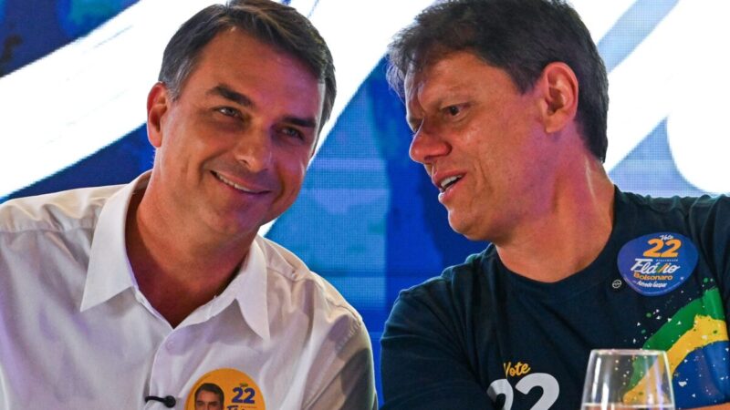 Flávio Bolsonaro se reúne com prefeitos em SP e traça estratégias para 2026