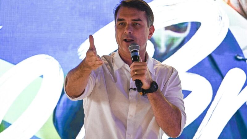 Flávio Bolsonaro lidera eleições e acumula investigações na PF