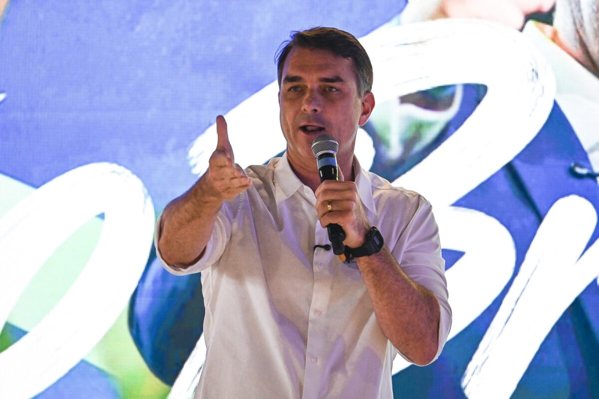 Flávio Bolsonaro lidera eleições e acumula investigações na PF