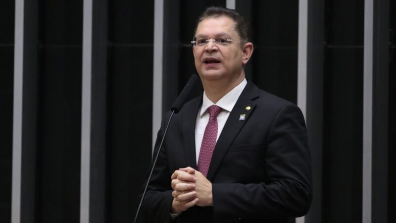 Flávio Bolsonaro vai insistir na PEC das horas trabalhadas após o pleito