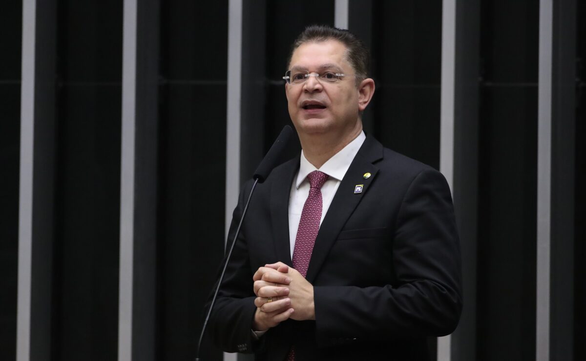 Flávio Bolsonaro vai insistir na PEC das horas trabalhadas após o pleito
