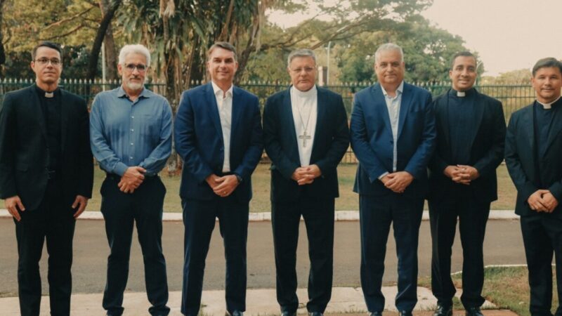 Flávio Bolsonaro visita arcebispo de Brasília e ganha imagem sacra