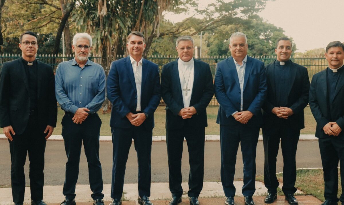 Flávio Bolsonaro visita arcebispo de Brasília e ganha imagem sacra