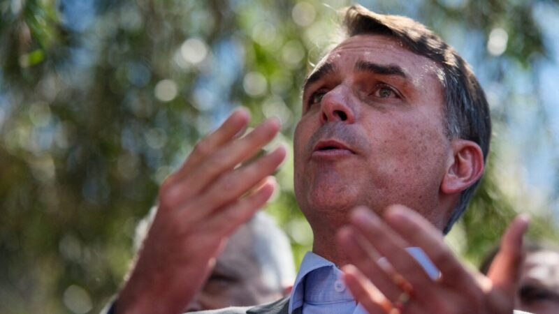 Flávio Bolsonaro reforça discurso por redemocratização e cita STF