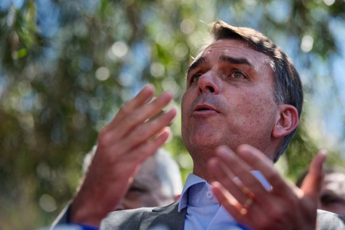 Flávio Bolsonaro reforça discurso por redemocratização e cita STF
