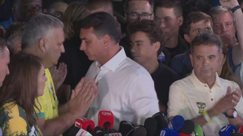 Flávio Bolsonaro chama derrota de sacanagem e vai pedir anulação do segundo turno