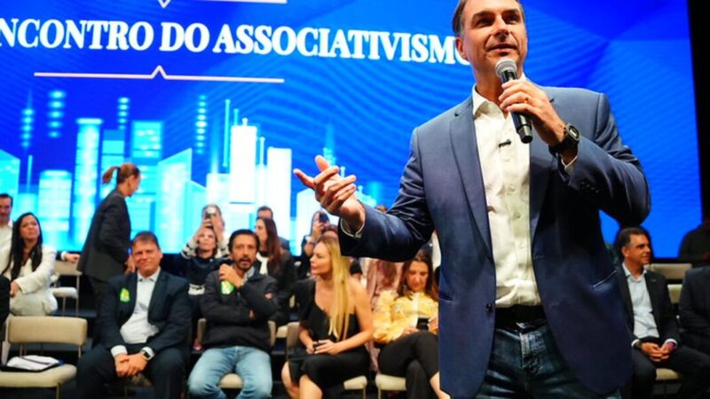 Flávio Bolsonaro visita o pai em Brasília e consolida apoios do MDB em São Paulo