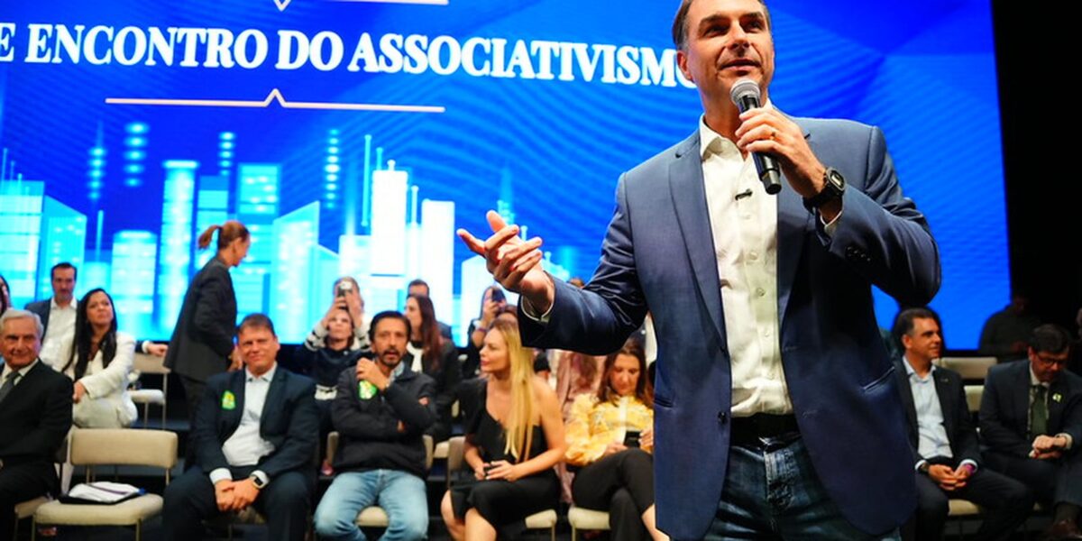 Flávio Bolsonaro visita o pai em Brasília e consolida apoios do MDB em São Paulo