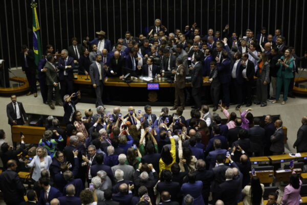Câmara dos deputados reduz fragmentação partidária com avanço da direita em 2026