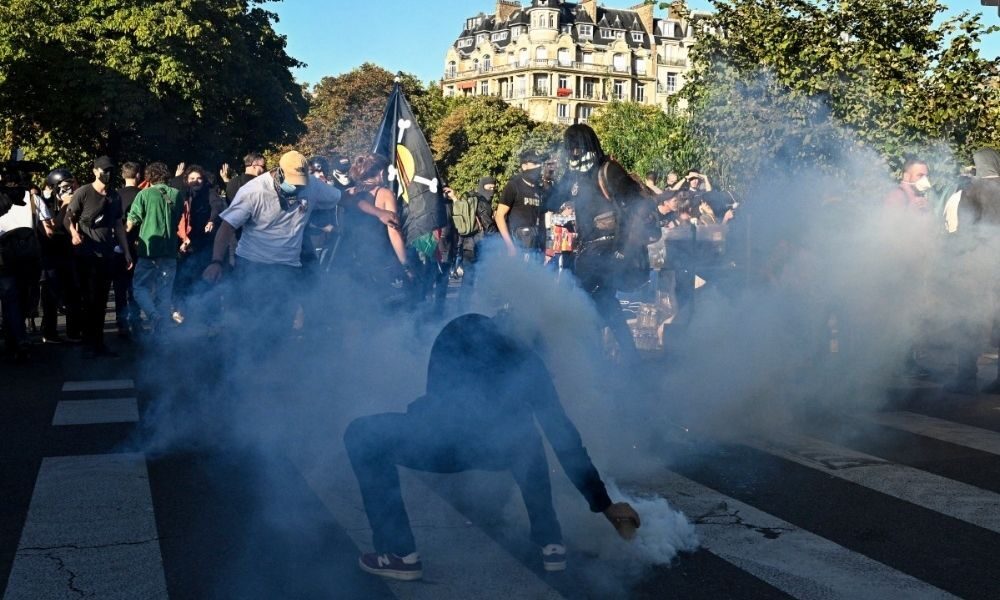 França mobiliza 70 mil agentes para protestos de altíssimo risco