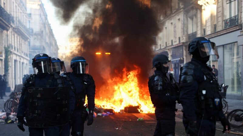 França tem novos confrontos em Paris após fim de semana de violência generalizada