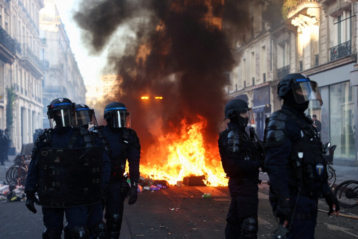 França tem novos confrontos em Paris após fim de semana de violência generalizada
