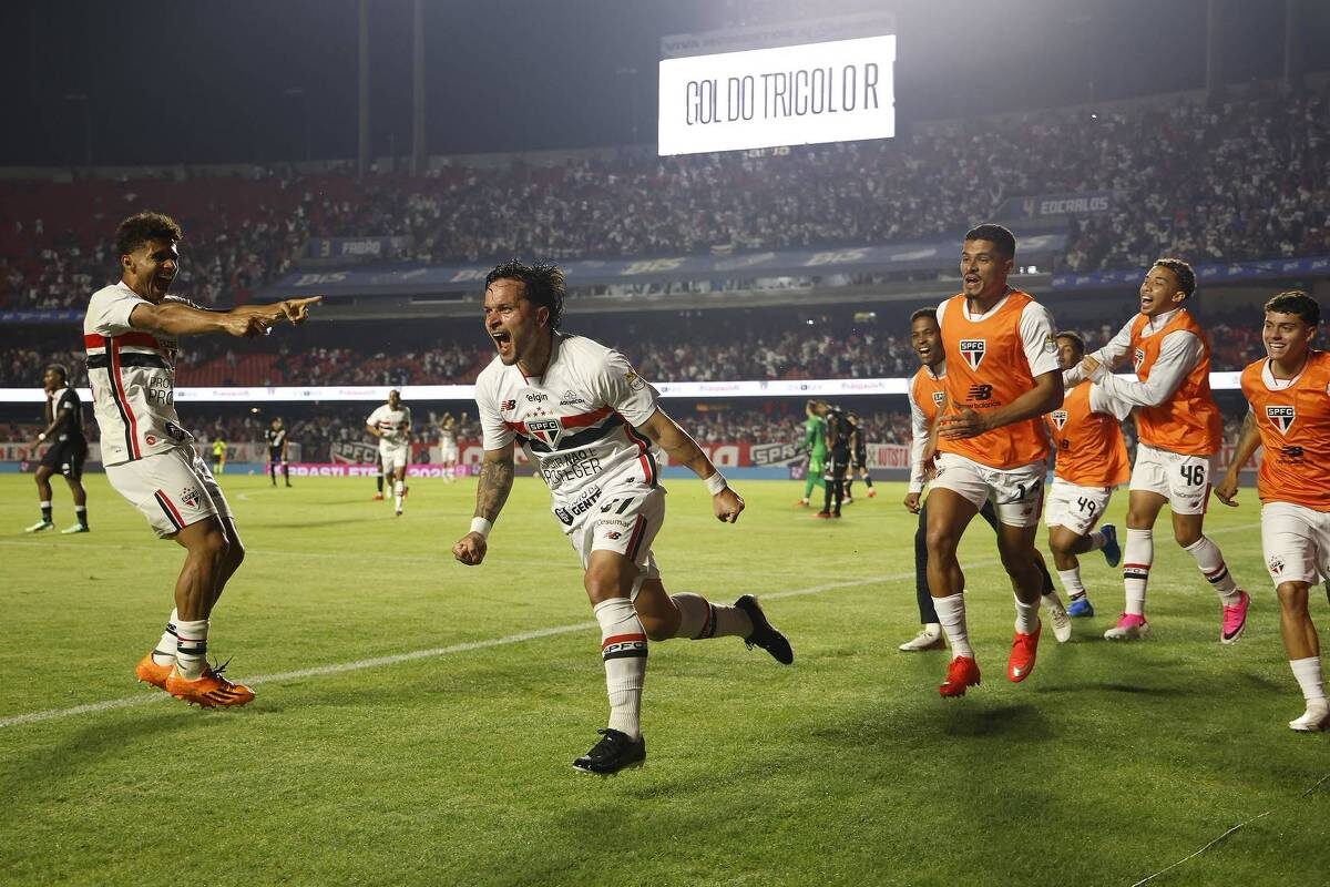 São Paulo bate o Vasco com gol de Artur e se afasta do Z-4