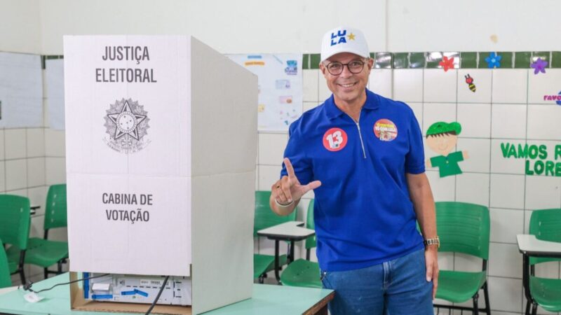 Governador Fábio Mitidieri vota na capital sergipana no segundo turno