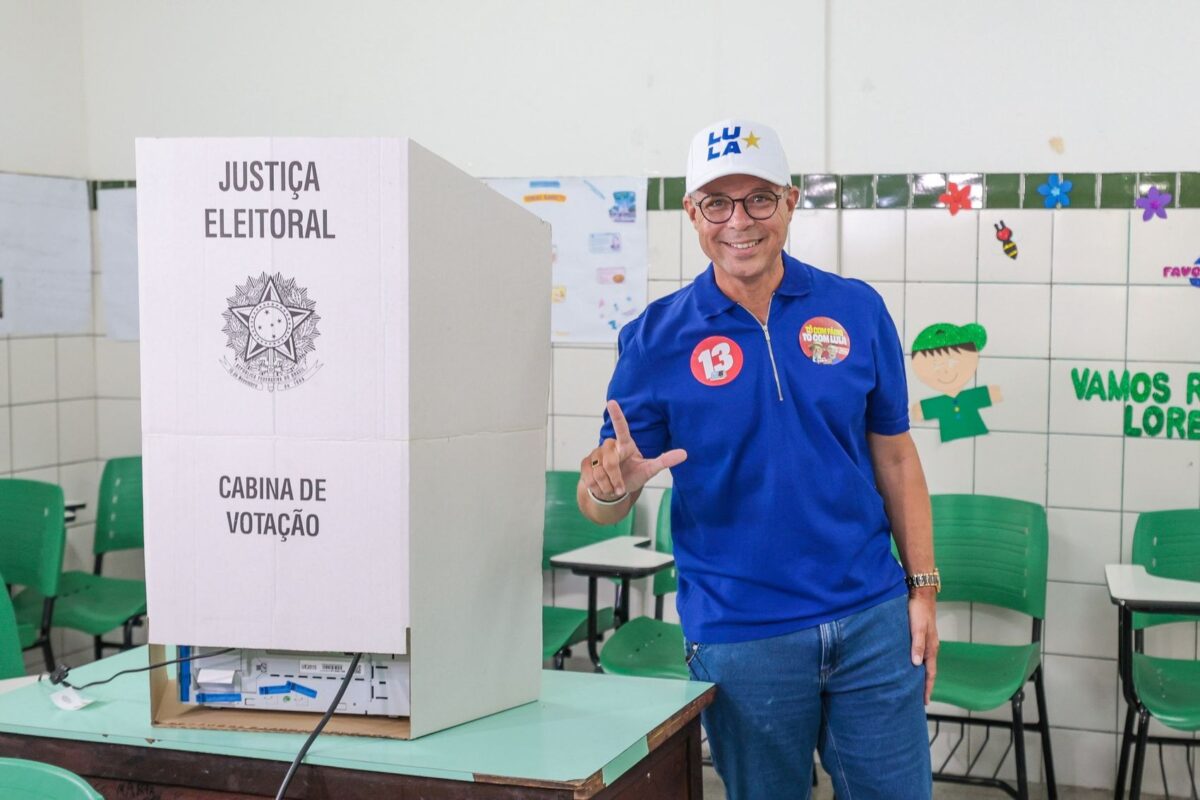 Governador Fábio Mitidieri vota na capital sergipana no segundo turno