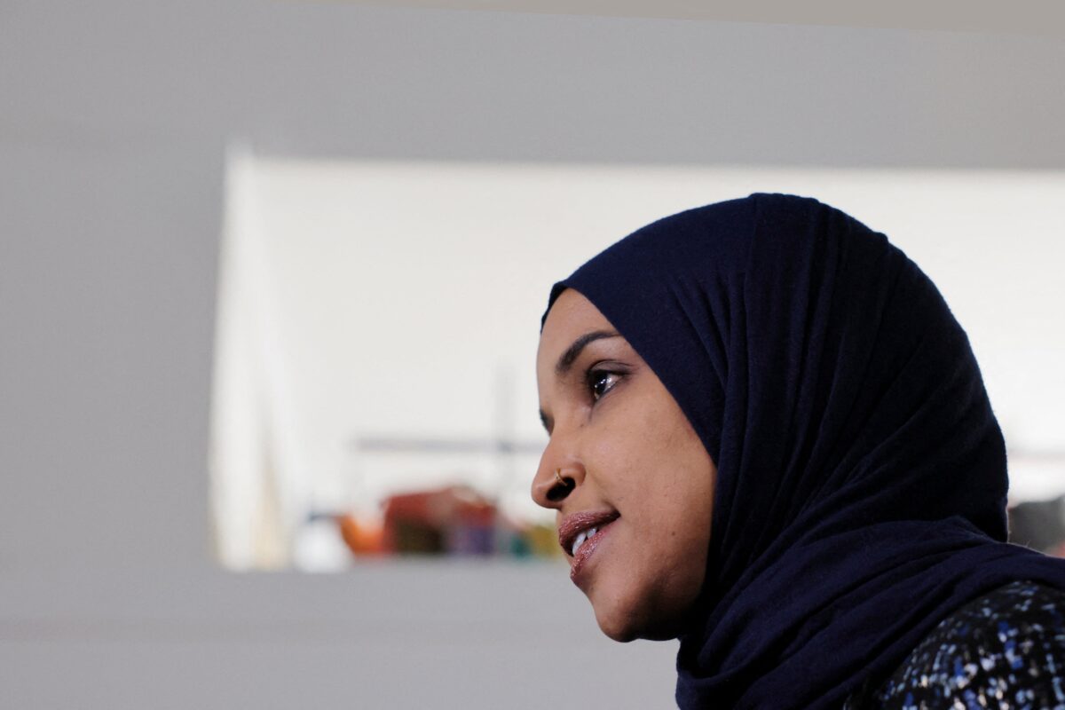 Governo dos EUA faz operação na casa da deputada Ilhan Omar por fraude