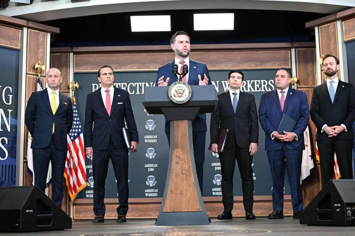 Governo dos Estados Unidos restringe big techs de contratar estrangeiros via green card