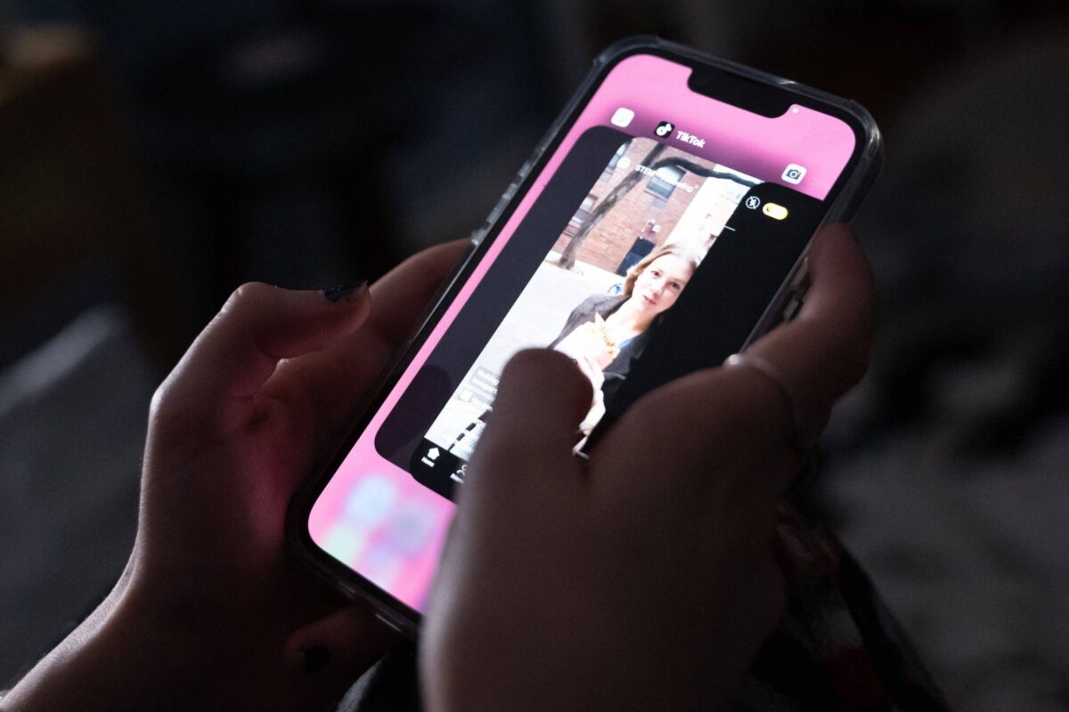 Grécia aprova proibição de redes sociais para menores de 15 anos