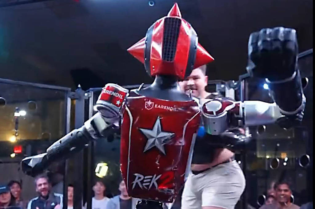 Homem desafia robô gigante em luta de MMA e gera alerta legal