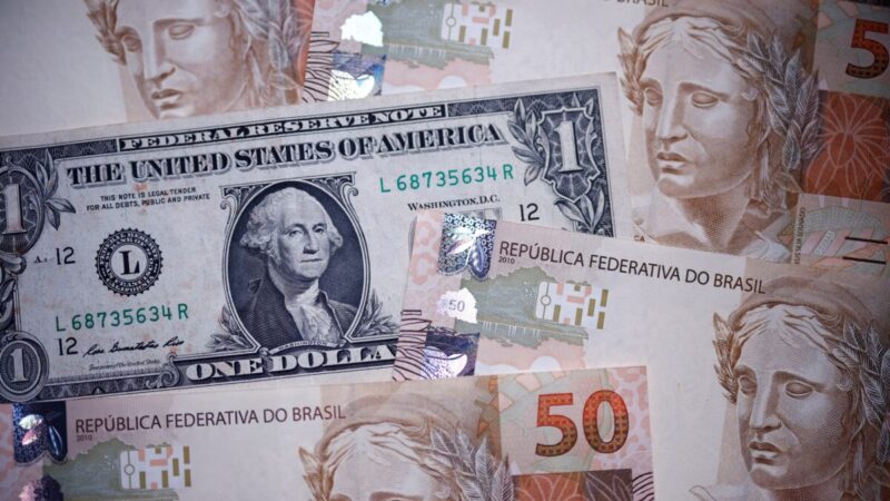 Ibovespa recua aos 167 mil pontos e dólar sobe com mercado atento ao emprego