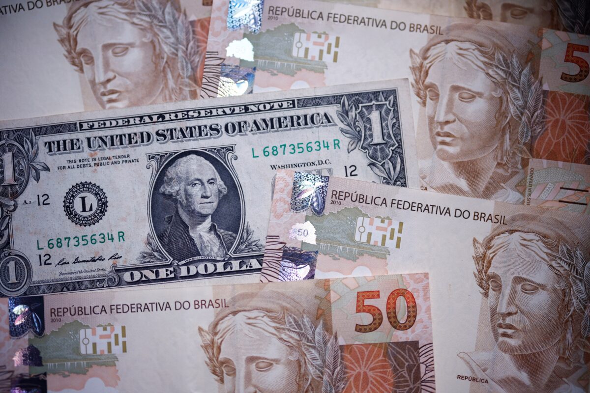 Ibovespa opera em queda e chega aos 167 mil pontos; dólar opera em alta, de olho em novos dados econômicos