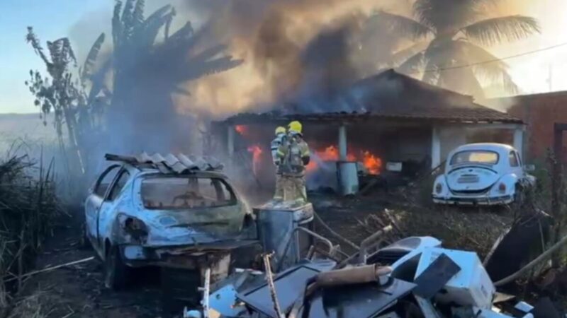 Incêndio em vegetação se alastra e atinge veículos e residência no município de Lagarto