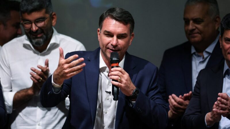 Aliados de Flávio Bolsonaro buscam Gilmar Mendes em sinalização ao STF