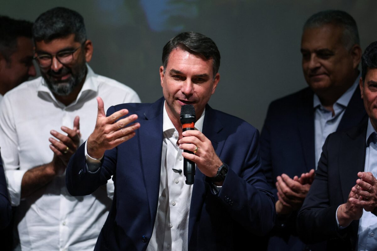 Aliados de Flávio Bolsonaro buscam Gilmar Mendes em sinalização ao STF
